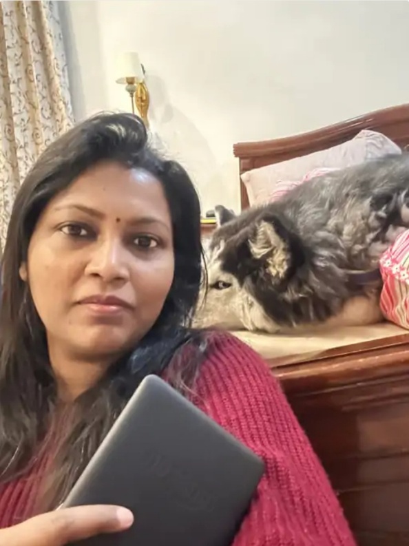 पहिले पुलिस खोजती थी नेता की भैंस , अब खोजने में जुटा दी गयी है अफसर का कुत्ता , कमिश्नर का कुत्ता घर घर फ़ोटो दिखाकर खोज रही पुलिस